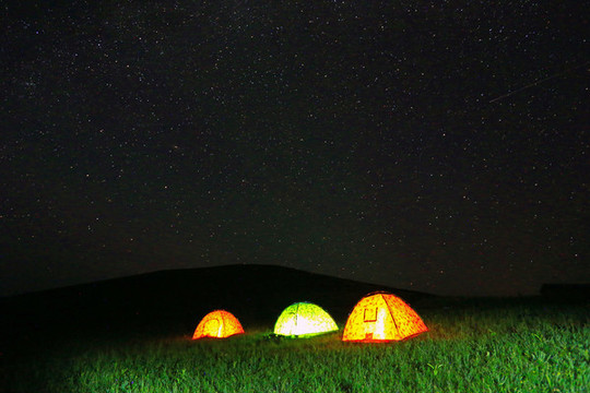 草原星空下的野营帐篷