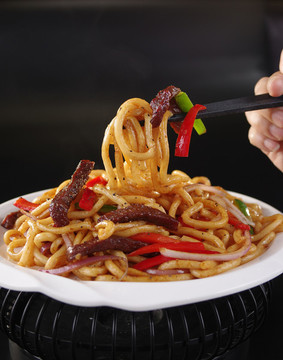 黑椒牛柳炒烏冬