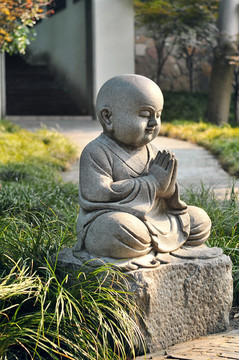 沙彌石雕像