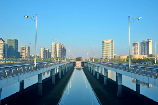 城市跨湖大橋