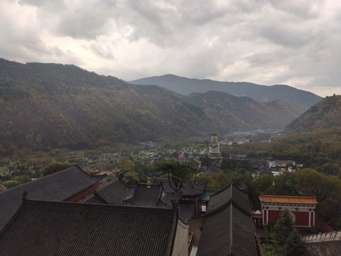 山里寺廟的寧?kù)o