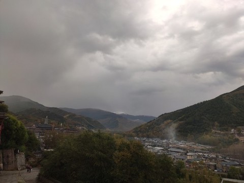 五臺山遠(yuǎn)處的雪