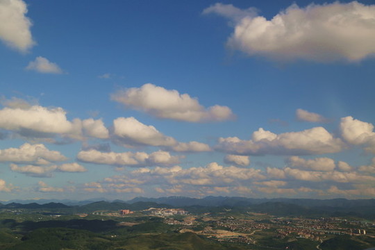 藍(lán)天白云和飛機(jī)和貴州