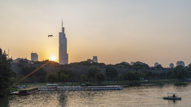 夕陽(yáng)下的紫峰大廈