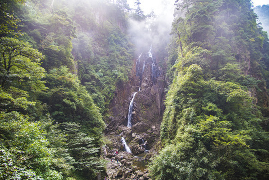 山澗瀑布