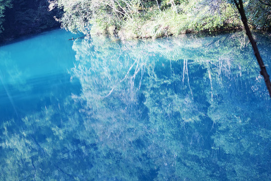 藍色湖面倒影