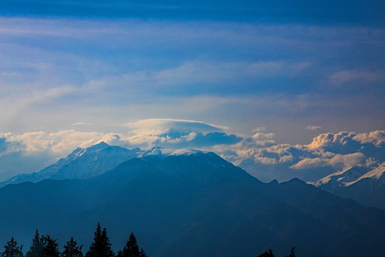 高山峻嶺