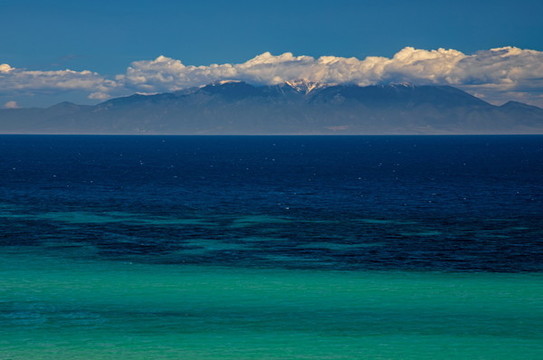 遠(yuǎn)處的海島