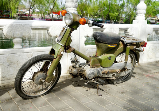 軍綠色復(fù)古摩托車