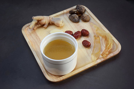 魚膠煲雞老火湯
