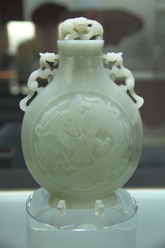 青玉龍紋寶月瓶