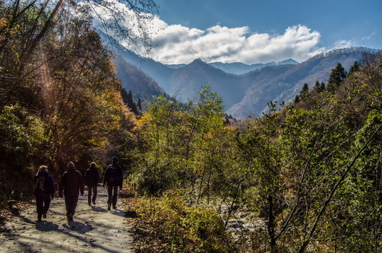 群山峻嶺