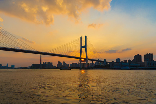 跨江大橋