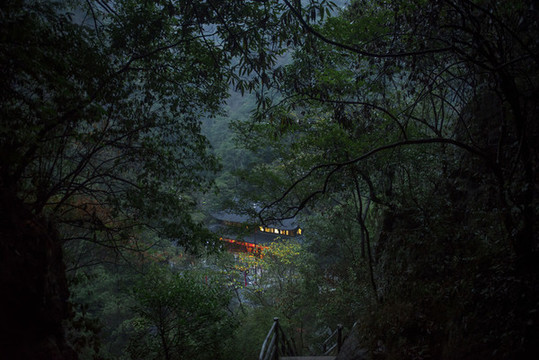 深山藏古寺