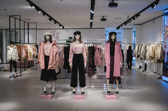 商場(chǎng)服裝門店模特