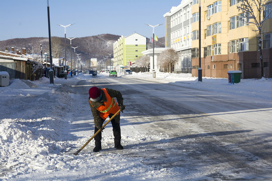 小镇街道清洁工清雪