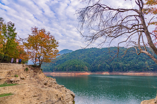 湖泊秋景