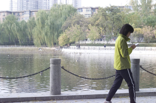 湖邊的女人