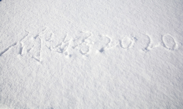 雪地上寫字