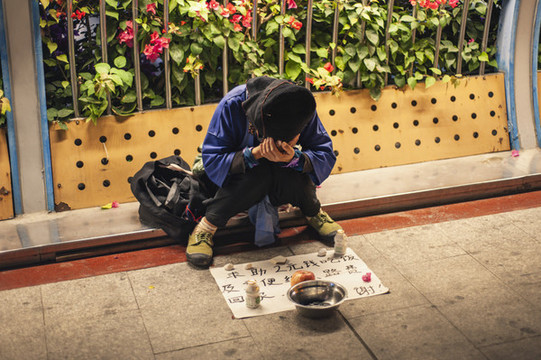 天橋上的乞討者