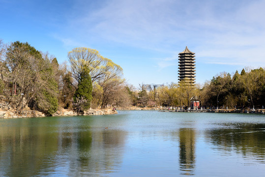 北大未名湖博雅塔慈濟寺山門藍天