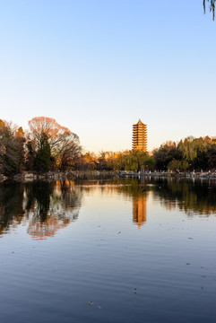 北大未名湖博雅塔慈濟(jì)寺山門倒影