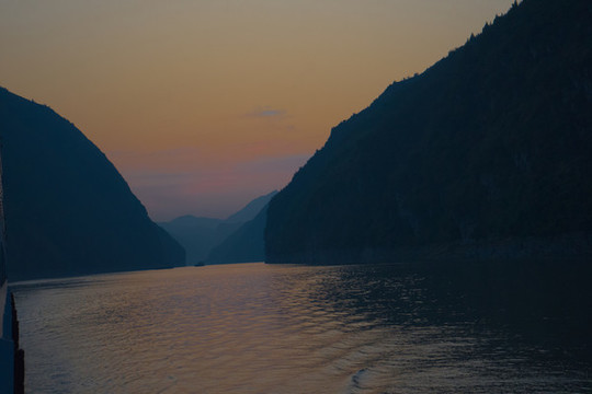 三峽日出