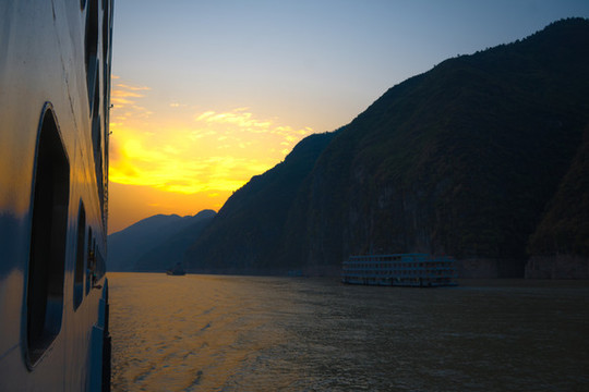 三峽日出