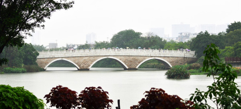 湖上的拱橋建筑