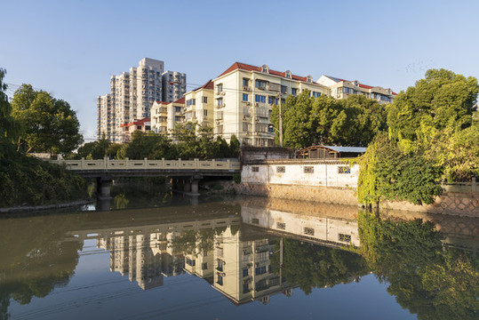 現(xiàn)代建筑群倒影
