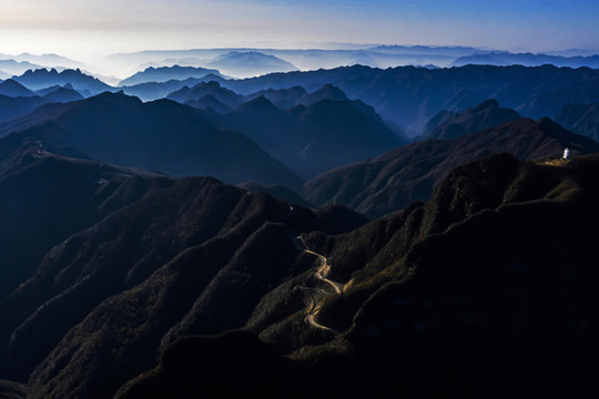 崇山峻嶺