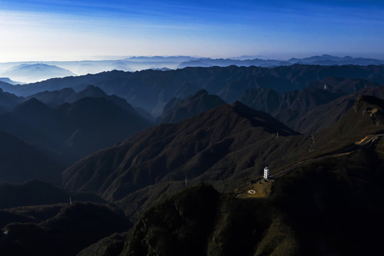 崇山峻嶺