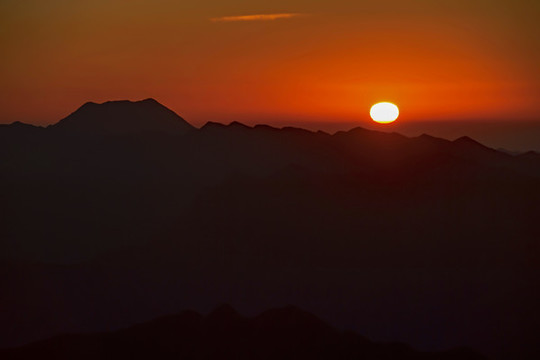 崇山峻嶺