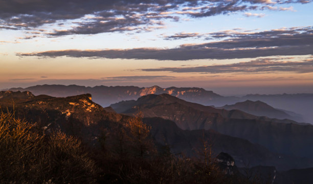 崇山峻嶺