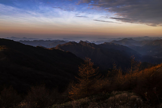 崇山峻嶺