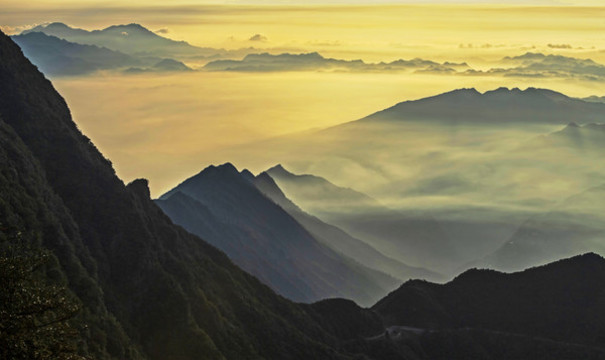 崇山峻嶺