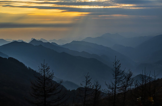 崇山峻嶺