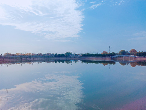 藍(lán)色天空與湖水