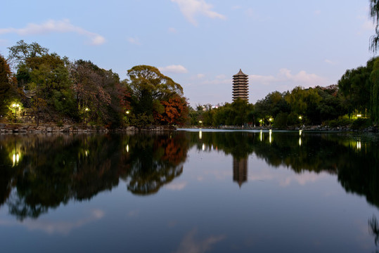 北大校園風(fēng)光未名湖博雅塔夜景