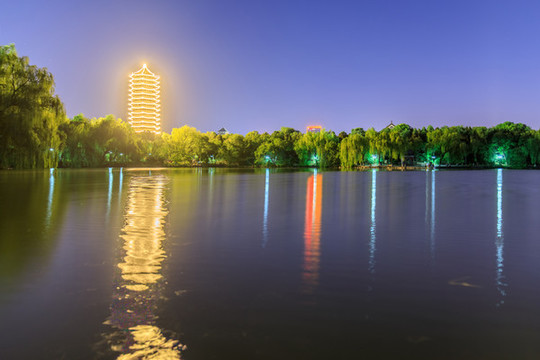 北大校園風(fēng)光未名湖博雅塔夜景