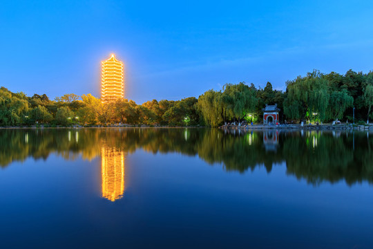 北大未名湖博雅塔慈濟(jì)寺山門夜景