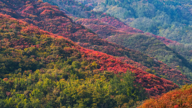 秋天山巒山谷