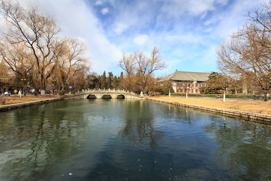 北京大學(xué)校園風(fēng)光校友橋水池