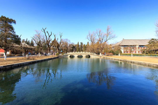 北京大學(xué)校園風(fēng)光校友橋水池