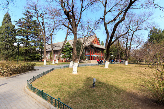 北京大學(xué)校園風(fēng)光紅二樓才齋