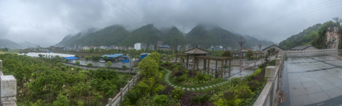 霧氣朦朧的幾座山峰