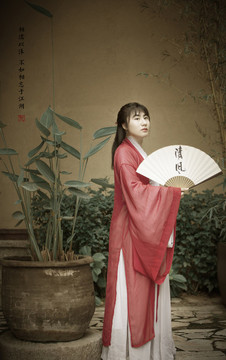拿扇子的古裝少女