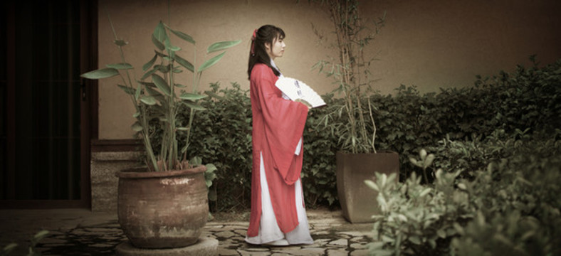 拿扇子的古裝少女
