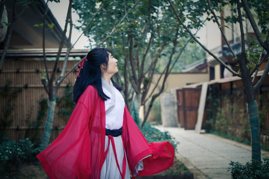 游玩的古裝少女