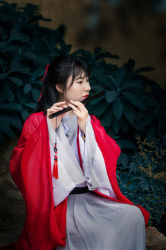 吹笛子的漢服少女